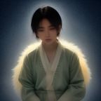 内容审核编辑苏梦瑶的照片，认真核对资料的专注神情，体现严谨的内容审核态度