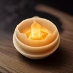 灵木编辑部主编林晓森的职业照，温和专注的神情，背景为简洁的书架环境